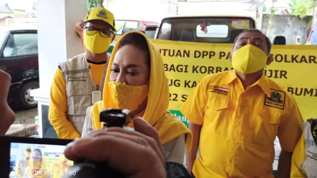 Badan Penanggulangan Bencana Alam DPP Partai Golkar menyerahkan bantuan kepada korban banjir Cicurug Sukabumi Jawa Barat.