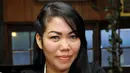 Devi Nurmayanti bersama kuasa hukumnya menggelar konferensi pers di Studio Hanggar, Pancoran, Jakarta (18/5/2015). Devi menggugat cerai Krisna Mukti karena Krisna dinilai tidak menafkahi dia dan anaknya. (Liputan6.com/Panji Diksana)