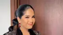Gaya etniknya ini dipadukan secara cerdas dengan tas branded dari merek ternama, memberikan sentuhan modern dan mewah yang semakin memperkuat kesan elegan dalam penampilannya.