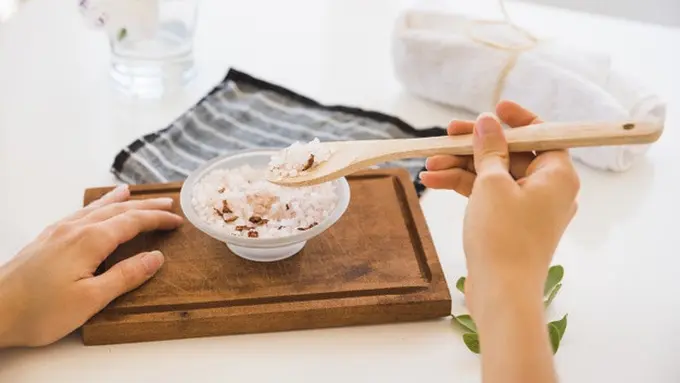 Menggunakan Body Scrub