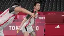 Ganda putra Indonesia Kevin Sanjaya/Marcus Gideon saat melawan pasangan India Chirag Shetty/Satwiksairaj Rankireddy pada cabang bulu tangkis Olimpiade Tokyo 2020 di Musashino Forest Sports Plaza, Tokyo, Senin (26/7/2021). Kevin/Marcus menang 21-13 dan 21-12. (AP Photo/Dita Alangkara)