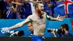 Kapten timnas Islandia, Aron Gunnarsson melakukan selebrasi dengan melepaskan jersey usai menyingkirkan Inggris di babak 16 besar Piala Eropa 2016, Selasa (28/6) dini hari. Inggris takluk 1-2 meski sempat unggul terlebih dahulu. (REUTERS/Michael Dalder)