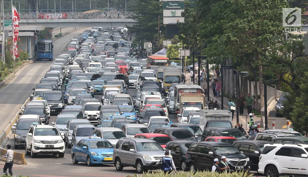 Suasana arus lalu lintas yang terlihat macet di kawasan Bundaran HI, Jakarta, Rabu (6/9). Kemacetan parah terjadi akibat ribuan massa aksi yang menutup jalan saat unjuk rasa di kantor Kedubes Myanmar. (Liputan6.com/Immanuel Antonius)