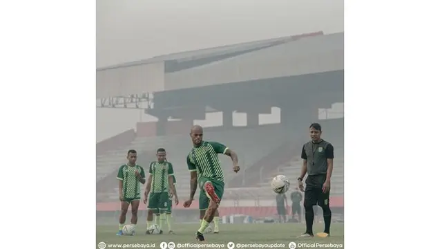 David da Silva, striker Persebaya asal Brasil ini menunjukkan skill mengolah bola saat latihan.