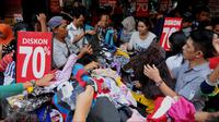 Warga memilih pakaian di kawasan perbelanjaan Pasar Baru, Jakarta, Minggu (26/6). Menjelang lebaran sejumlah toko mulai memberikan potongan harga untuk menarik pembeli. (Liputan6.com/Gempur M Surya)