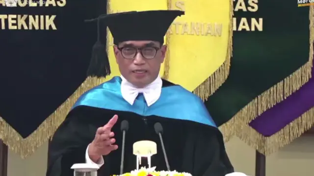 Menteri Perhubungan (Menhub) Budi Karya Sumadi mendapatkan Gelar Doktor Kehormatan (Doctor Honoris Causa) dari Universitas Gadjah Mada (UGM) pada Senin 23 Mei 2022.