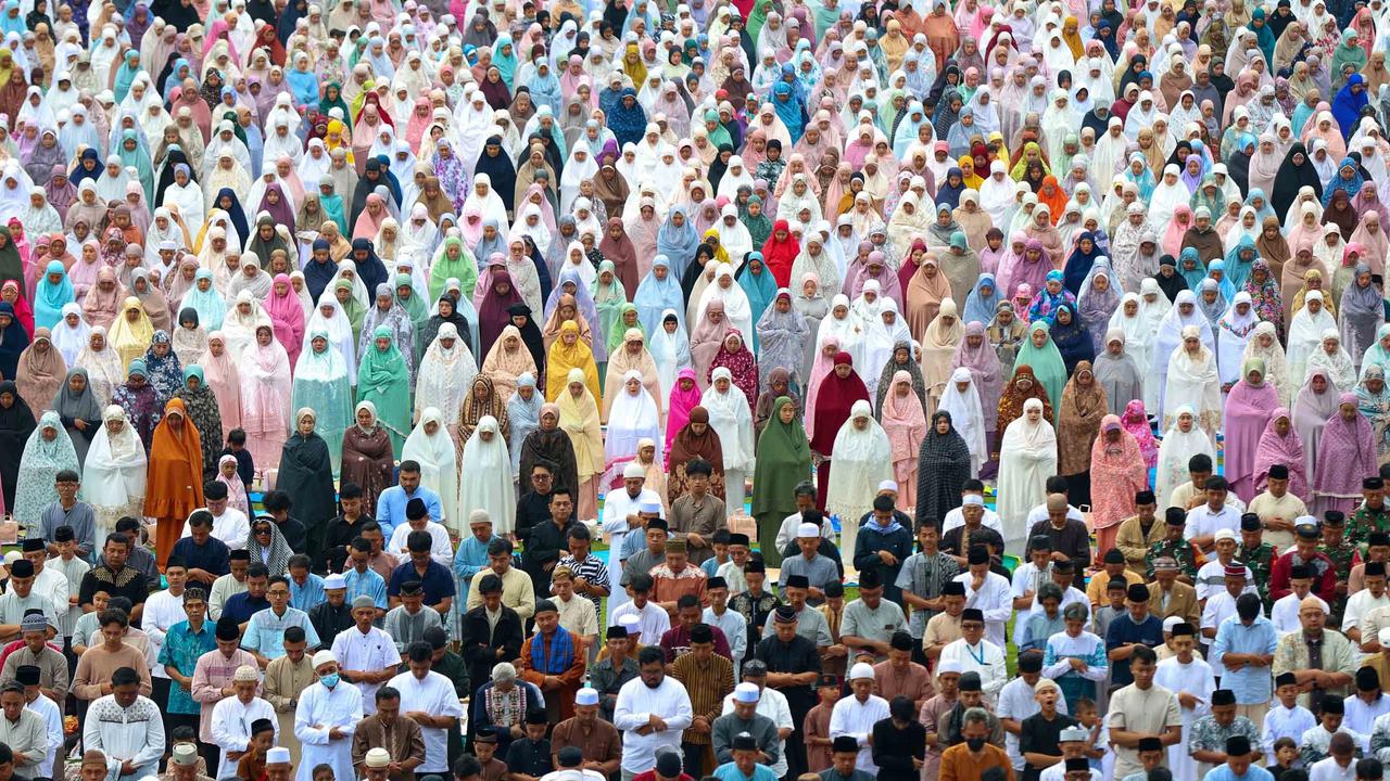 FOTO: Ribuan Warga Bogor Padati Stadion Pakansari untuk Shalat Idul Fitri