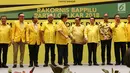 Ketua Umum DPP Partai Golkar, Airlangga Hartarto (tengah) bersama pimpinan DPP usai membuka Rakornis Bappilu Partai Golkar 2018 di Jakarta, Sabtu (20/10). Rakornis akan membahas persiapan kampanye pada Pemilu 2019. (Liputan6.com/Helmi Fithriansyah)