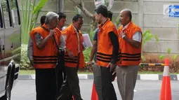 Sebanyak 14 tersangka Anggota DPRD Kota Malang tiba di Gedung KPK, Jakarta, Senin (29/10). Mereka akan menajalani permeriksaan terkait dugaan suap pembahasan APBD-P Pemkot Malang TA 2015. (Merdeka.com/Dwi Narwoko)
