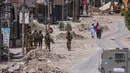 Mereka mendesak warga Palestina untuk mengungsi dari tempat tinggal mereka di kamp pengungsi Tulkarem di Tepi Barat yang diduduki. (Jaafar ASHTIYEH/AFP)