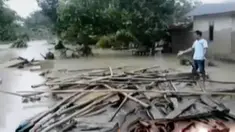 Arus deras air membuat sebagian rumah warga rata dengan tanah.