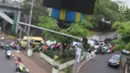 Closed Circuit Television (CCTV) terpasang di jembatan penyeberangan orang (JPO) Jalan Otista, Jakarta, Kamis (14/9). Ditlantas Polda Metro berencana menerapkan sistem tilang bagi pelanggaran lalu lintas menggunakan CCTV. (Liputan6.com/Immanuel Antonius)