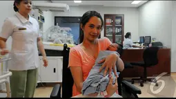 Verlita Evelyn melahirkan anak keduanya di Rumah Sakit (RS) Pondok Indah, Jakarta Selatan, pada Jum'at (25/7/2014)  (Liputan6.com/Andrian M Tunay)