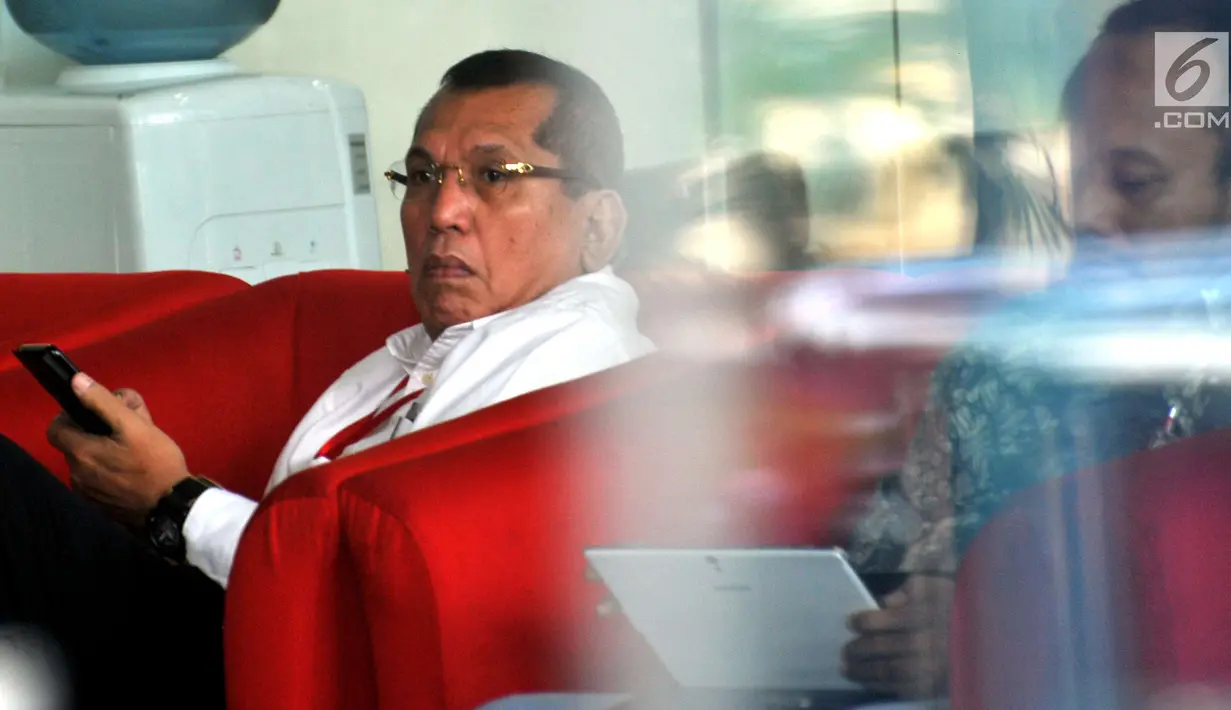 Mantan Ketua Komisi II DPR, Chairuman Harahap berada di ruang tunggu sebelum menjalani pemeriksaan di Gedung KPK Jakarta, Jumat (28/7). Chairuman diperiksa sebagai saksi kasus dugaan korupsi e-KTP dengan tersangka Setya Novanto (Liputan6.com/Helmi Afandi)