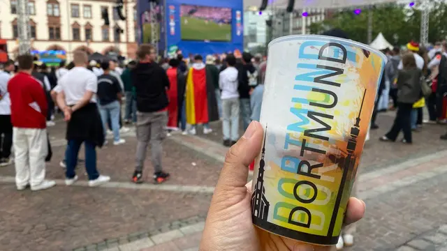 Gelas bir di fan zone Friedenplatz, Dortmund