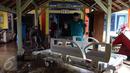 Petugas membersihkan sisa lumpur yang menggenangi RSUD dr Slamet akibat banjir bandang dari aliran sungai Cimanuk di Kabupaten Garut, Kamis (22/9).  Untuk sementara sebagian pasien dipindahkan ke Rumah Sakit Guntur. (Liputan6.com/Johan Tallo)