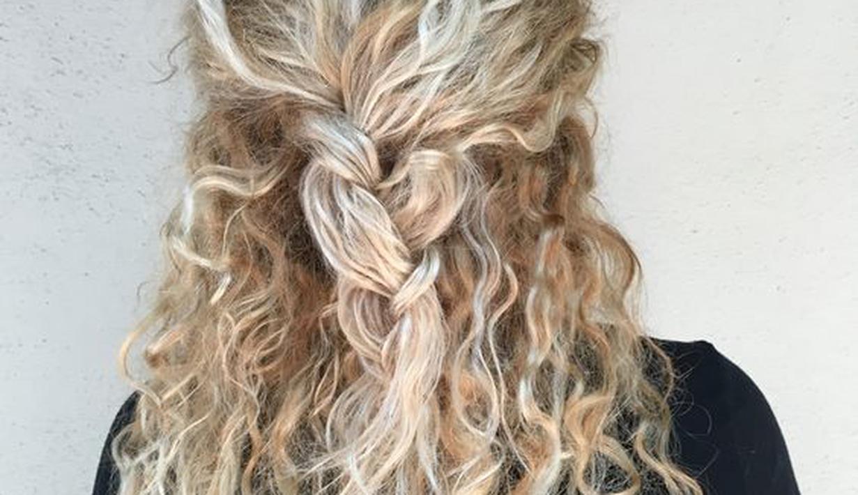 7 Tips Styling Rambut Keriting Biar Cantik Menawan - Photo Fimela.com