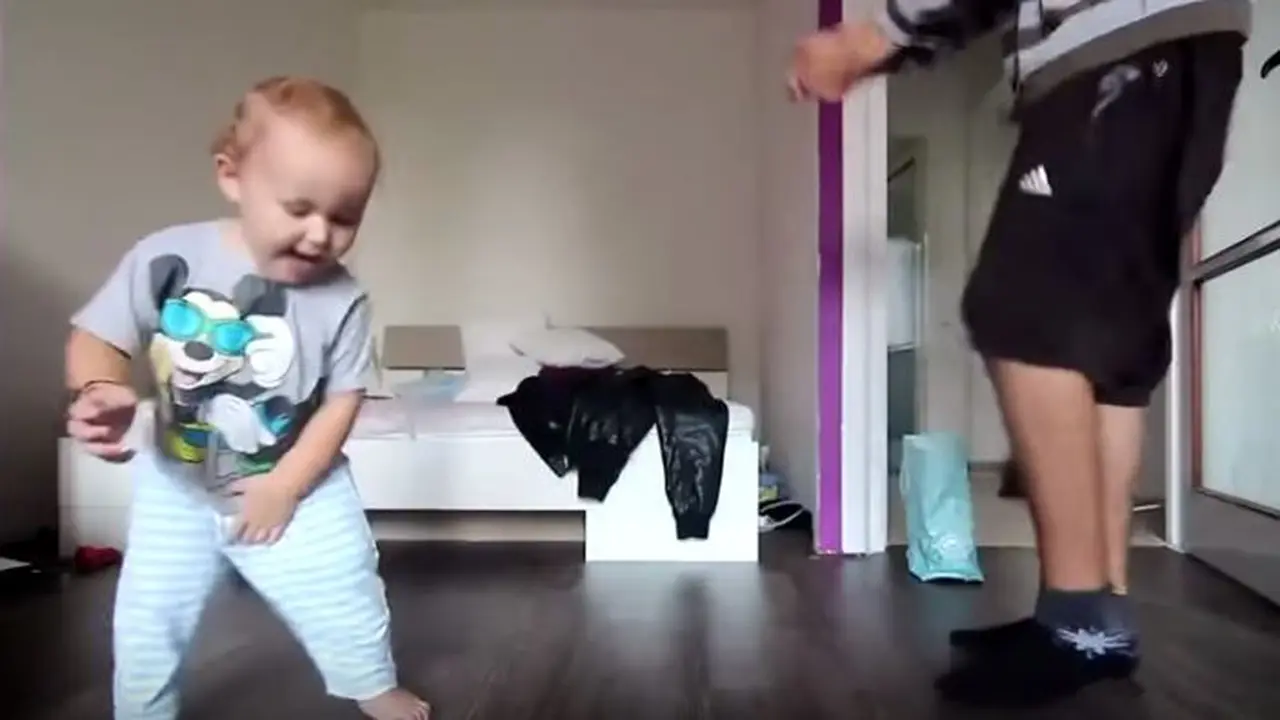 Video Bayi 'Breakdance' Bikin Kamu Ingin Bergoyang Dimanapun