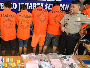 Sejumlah tersangka dihadirkan saat rilis di Polres Jakarta Selatan, Jumat (3/3). Polres Jakarta Selatan rilis kasus pencurian dengan kekerasan, pemerasaan dan mengamankan 8 tersangka. (Liputan6.com/Yoppy Renato)