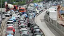 Sejumlah kendaraan terjebak kemacetan di kawasan Jenderal Sudirman, Jakarta, Rabu (25/5). Kebijakan Pemerintah menghapus jalur three in one membuat kemacetan di ruas jalan justru meningkat 24,35 persen. (Liputan6.com/Yoppy Renato)