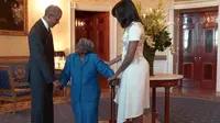 Nenek 106 Tahun Histeris Bertemu Barack dan Michelle Obama (abcnews)