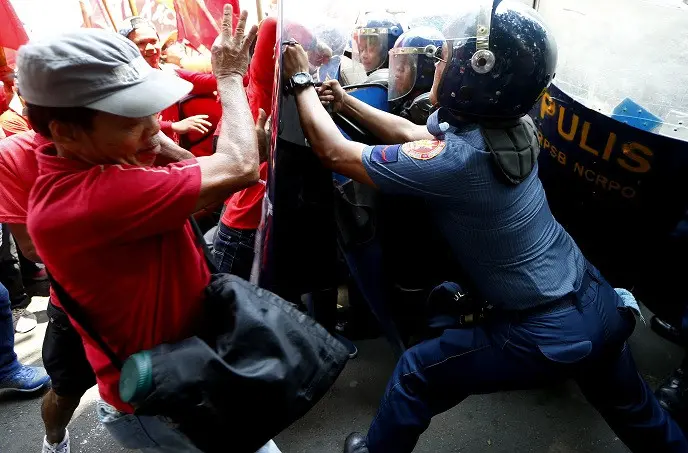 Peserta aksi bentrok dengan polisi huru-hara pada demonstrasi Hari Buruh Dunia di Manila, Filipina (AP)