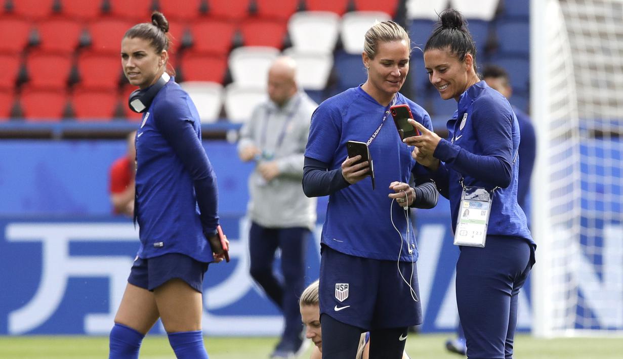 Alex Morgan (kiri) menyaksikan keakraban Ashlyn Harris dan Ali Krieger di tengah latihan timnas AS jelang Piala Dunia Wanita 2019 lalu.( AP/Alessandra Tarantino )