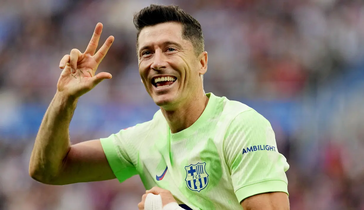 Meski usia telah memasuki senja, namun Robert Lewandowski masih menjadi ujung tombak Barcelona. Bomber asal Polandia ini telah menyumbang sembilan gol di Liga Champions musim ini. (AFP/Cesar Manso)