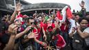 Suporter Indonesia berkumpul sebelum menyaksikan laga Indonesia melawan Malaysia di Stadion Shah Alam, Selangor, Sabtu, (26/8/2017). Indonesia akan menghadapi Malaysia pada laga semifinal sepak bola SEA Games 2017. (Bola.com/Vitalis Yogi Trisna)