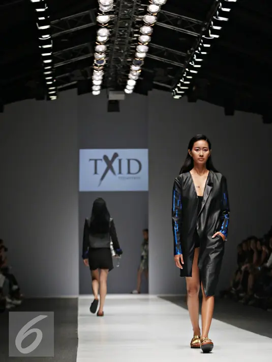 Model membawakan busana perancang Tex Saverio dalam Jakarta Fashion Week (JFW) 2016 di Senayan City, Jakarta, (24/10/2015). Koleksi  Tex Saverio ini pernah dipakai selebritis dunia seperti Lady Gaga, Kim Kardashian dll. (Liputan6.com/Immanuel Antonius)