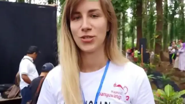 Turis Cantik Asal Serbia Ini Terharu dengan Kebaikan Warga Banyuwangi