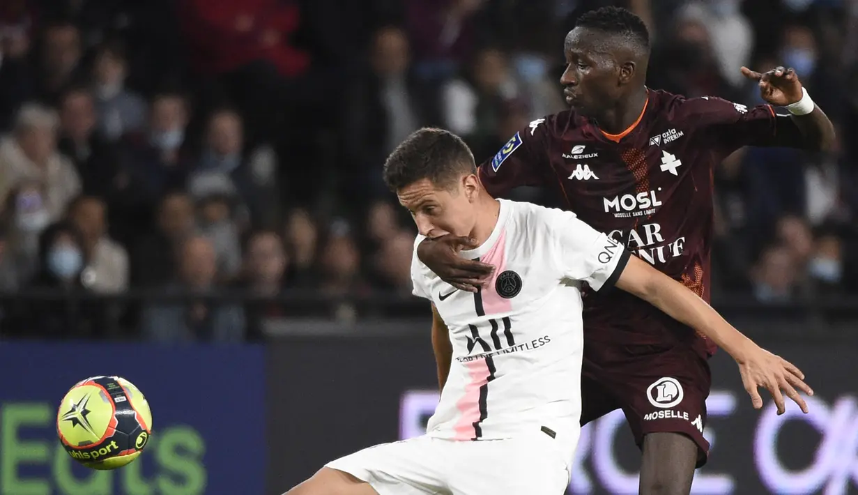 Gelandang Paris Saint-Germain (PSG), Ander Herrera (kiri) dan pemain depan Metz Papa Ndiaga Yade berebut bola pada laga pekan ketujuh Ligue 1 di Stadion Saint-Symphorien, Kamis (23/9/2021) dini hari WIB. PSG menang 2-1 atas Metz lewat gol telat Achraf Hakimi. (Jean-Christophe VERHAEGEN/AFP)