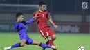 Bek Timnas Indonesia U-23, I Putu Gede Juni Antara berebut bola dengan pemain Thailand U-23 saat uji coba di Stadion PTIK, Jakarta, Kamis (31/5). Babak pertama, Indonesia U-23 ditahan imbang Thailaind U-23. (Liputan6.com/Helmi Fithriansyah)