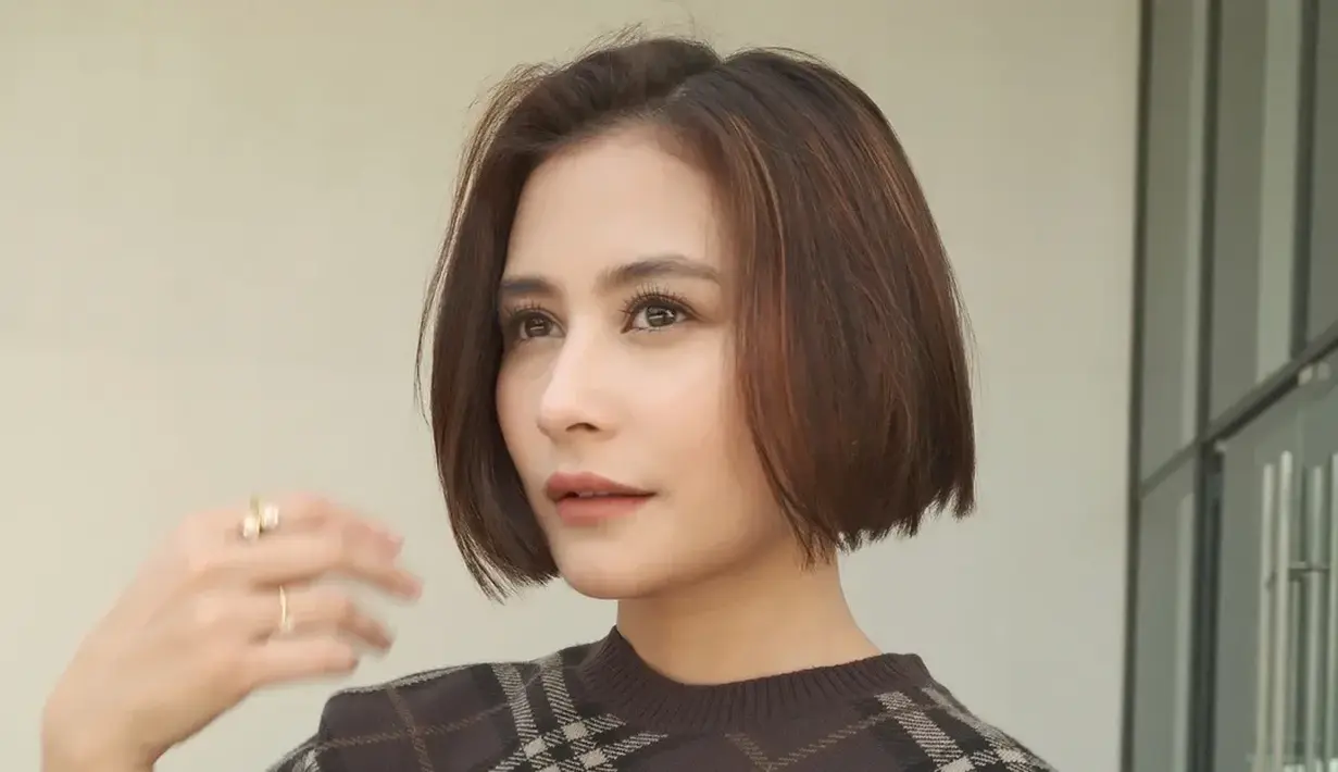 Tampilan old money kian jelas saat ia jinjing tas Hermes Birkin 25 Etoupe Palladium Hardware Rp360jutaan [@prillylatuconsina96]