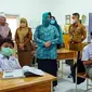 Ketua PKK Makassar Indira Yusuf Ismail tinjau simulasi PTM (Liputan6.com)