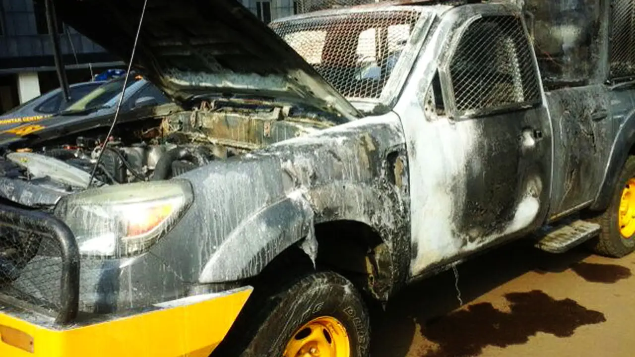 Mobil polisi terbakar