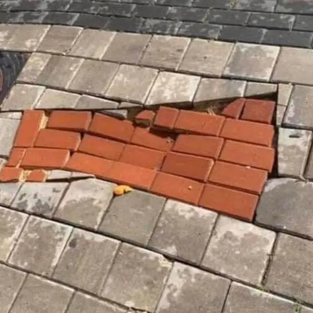 6 Potret Salah Pasang Paving Block Ini Nyeleneh, Pejalan Kaki Geleng Kepala