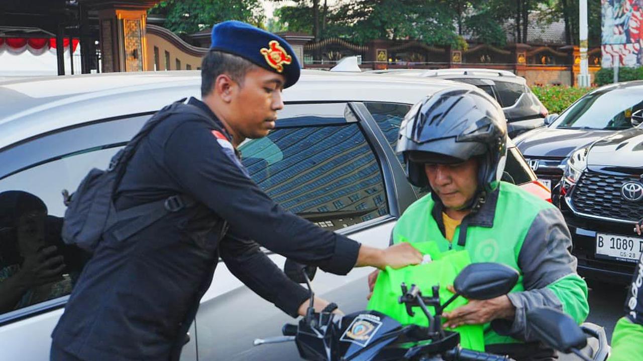 FOTO: Polri dan Buruh Bagikan Sembako ke Warga Jakarta