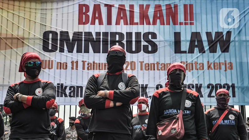 Massa Buruh Geruduk Gedung DPR Tuntut UU Cipta Kerja Dibatalkan