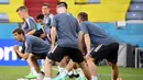 Para pemain Jerman melakukan pemanasan saat mengikuti sesi latihan di Allianz Arena di Munich (14/6/2021). Timnas Jerman akan mengawali perjuangan di Grup F Euro 2020 dengan melawan Prancis. (AFP/Franck Fife)