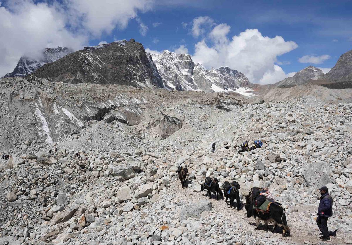 FOTO: Keindahan Alam Himalaya Menuju Basecamp Gunung Everest