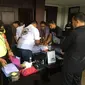 Tim Saber Pungli menggeladah ruangan kerja Direktur Operasi Pelindo III Surabaya, Jawa Timur