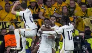 Penyerang Real Madrid, Vinicius Junior disambut rekan-rekannya usai menjebol gawang Dortmund di final Liga Champions, Minggu (2/6/2024) dini hari WIB. (AP Photo/Kirsty Wigglesworth)