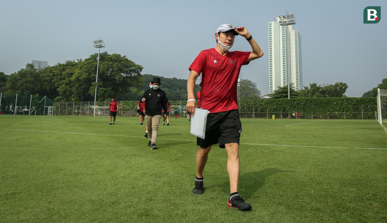 Pelatih Timnas Indonesia, Shin Tae-young (kanan) meninggalkan lapangan setelah latihan persiapan kualifikasi Piala AFC 2023 yang berlangsung di Lapangan G, Senayan, Sabtu (02/10/2021). Indonesia dijadwalkan akan menghadapi Taiwan pada 7 dan 11 Oktober 2021 di Thailand. (Bola.com/Bagaskara Lazuardi)
