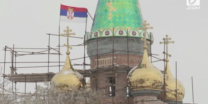 VIDEO: Warga Serbia Bangun Gereja Penghormatan untuk Putin