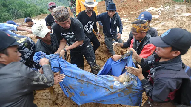 Perjuangan Tim SAR Mencari Korban Longsor Sukabumi