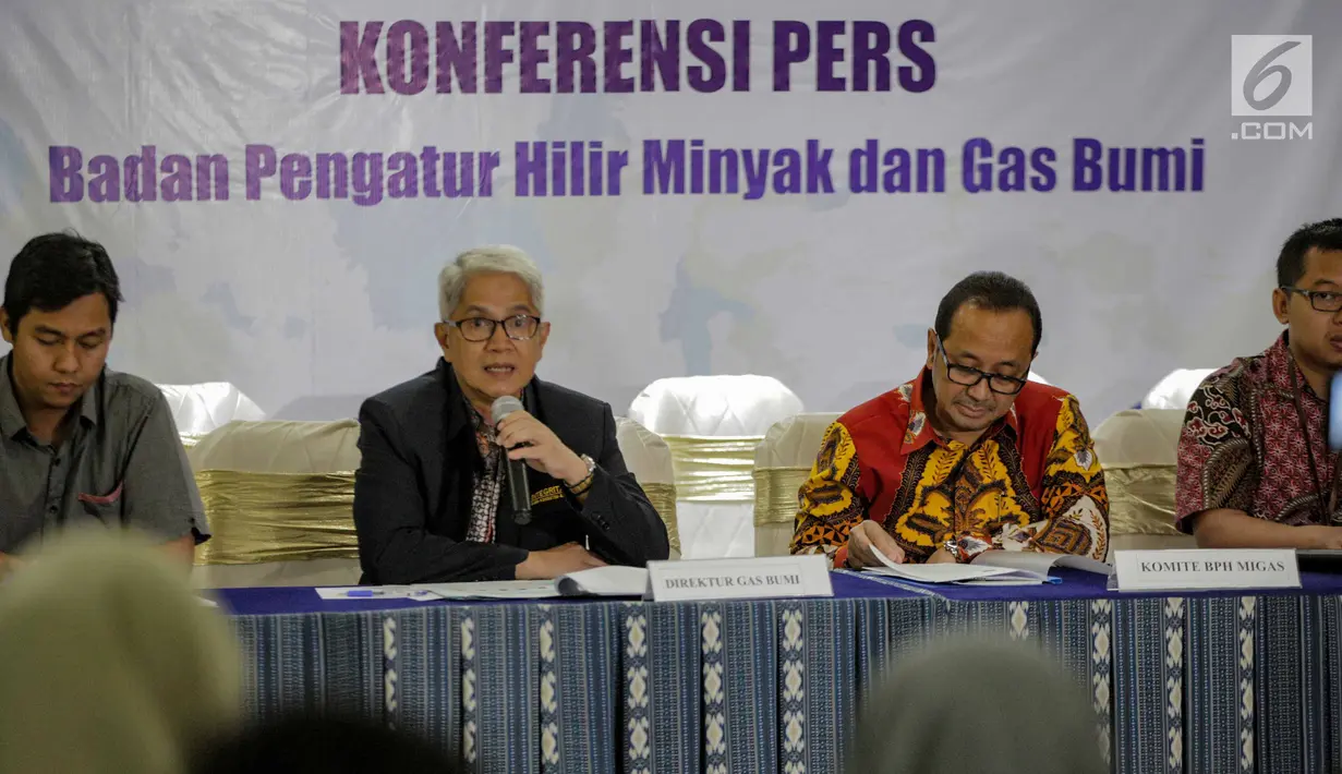 Dirut Gas Bumi BPH Migas Tisnaldi memberi keterangan terkait penetapan harga jual gas bumi melalui pipa jaringan gas, Jakarta, Selasa (5/3). Harga jual gas di tujuh kabupaten/kota pada jaringan gas lebih murah dari LPG 3 Kg. (Liputan6.com/FaizalFanani)