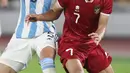 Tidak lama kemudian, Indonesia sukses memanfaatkan kesalahan lini belakang Argentina. Rafael Struick mendapat ruang di kotak penalti. Namun, niatnya menggocek lawan bisa dihentikan. (Liputan6.com/Helmi Fithriansyah)