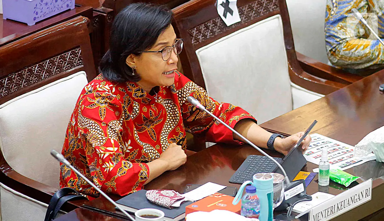 Menteri Keuangan Sri Mulyani Indrawati mengikuti rapat kerja dengan Komisi XI DPR di Kompleks Parlemen, Senayan, Jakarta, Rabu (19/1/2022). Rapat kerja tersebut terkait evaluasi APBN tahun 2021 dan Pemulihan Ekonomi Nasional (PEN) 2021 serta rencana PEN 2022. (Liputan6.com/Angga Yuniar)