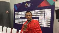 Surahmat memamerkan medali perunggu Asian Games 2018. (Liputan6.com/Muhamad Adyaksa)